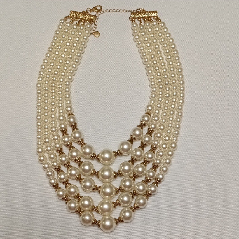 Elegant Pearl and Gold Necklace